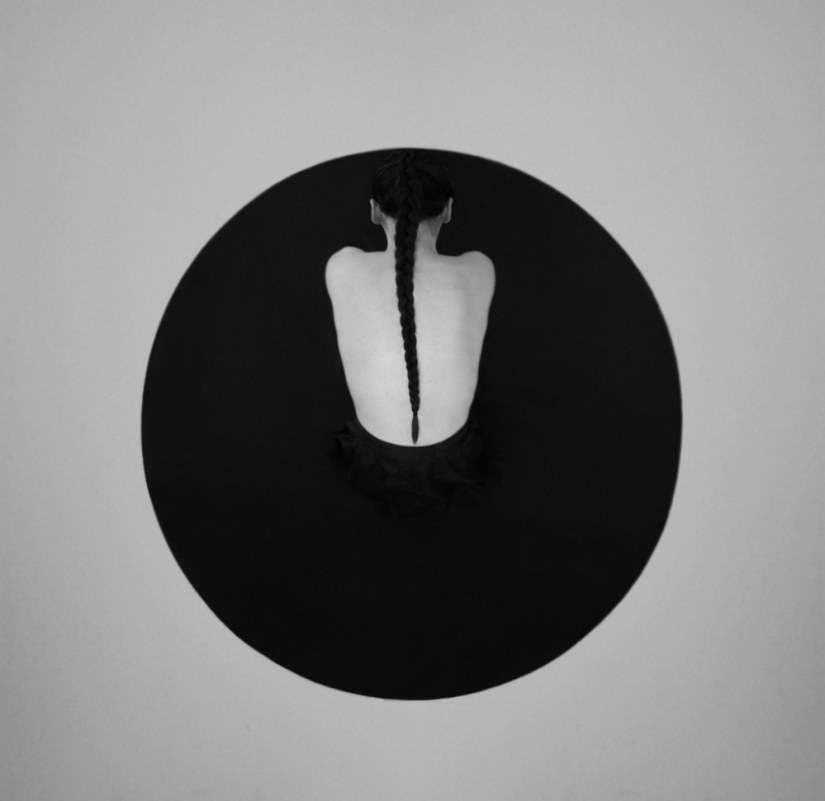 Self-portraits of this girl confuse all thoughts in my head