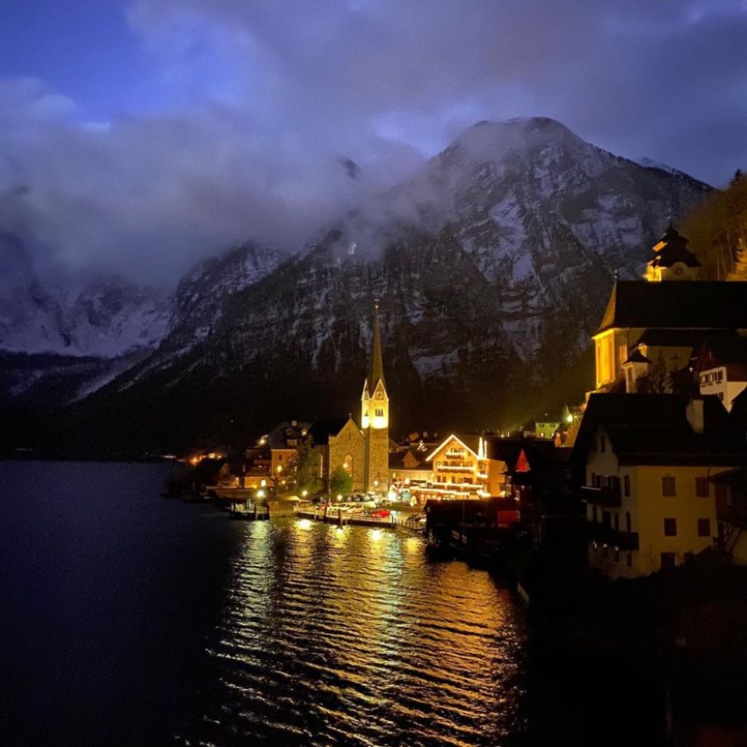 Selfie Apocalypse in action: how Asian tourists became a disaster for the Austrian town of Hallstatt