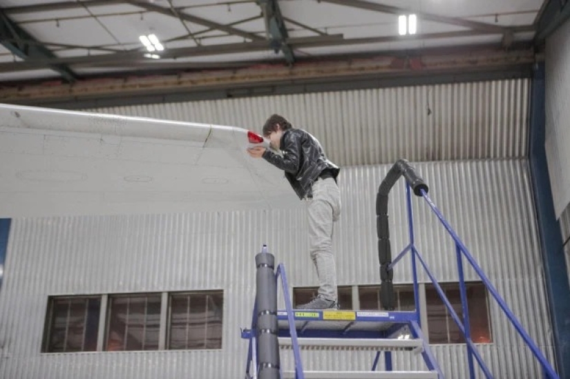 Sentimientos elevados: mujer alemana de 30 años quiere casarse con un avión