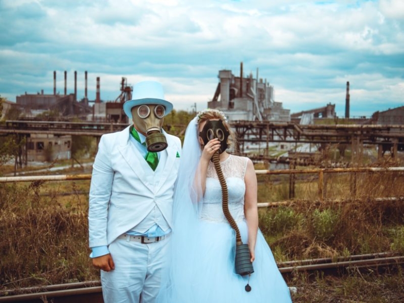 Severe celebration: a couple from Chelyabinsk arranged a wedding photoshoot in gas masks