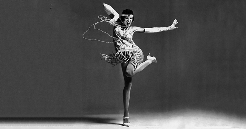 Short skirts, blush on the knees, lips with a bow: what were the flappers, young rebels of the "roaring 20s"