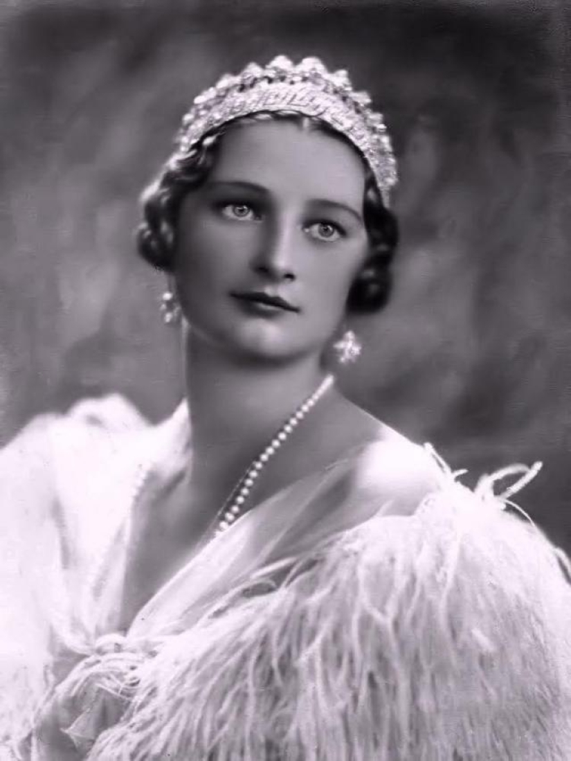 Short skirts, blush on the knees, lips with a bow: what were the flappers, young rebels of the "roaring 20s"