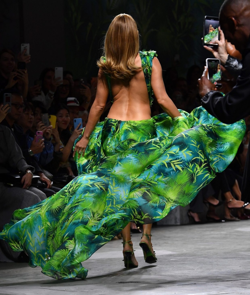 Siempre hermosa: Jennifer Lopez, de 50 años, brilló en Milán con un atuendo verde, como hace 19 años Siempre hermosa: Jennifer Lopez, de 50 años, brilló en Milán con un atuendo verde, como hace 19 años