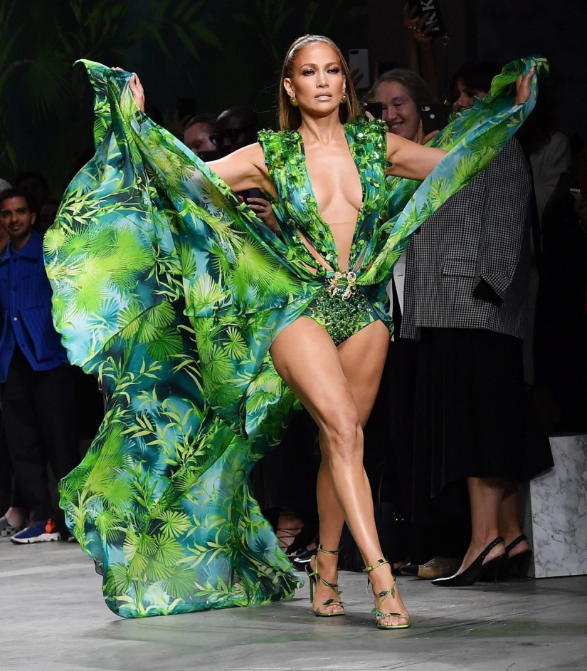 Siempre hermosa: Jennifer Lopez, de 50 años, brilló en Milán con un atuendo verde, como hace 19 años Siempre hermosa: Jennifer Lopez, de 50 años, brilló en Milán con un atuendo verde, como hace 19 años