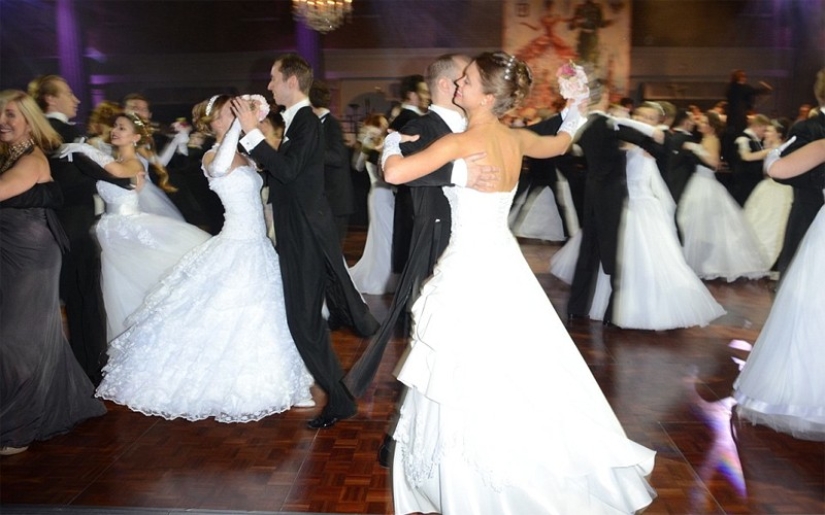 Simple movements: twerk, waltz and other most depraved dances of the world