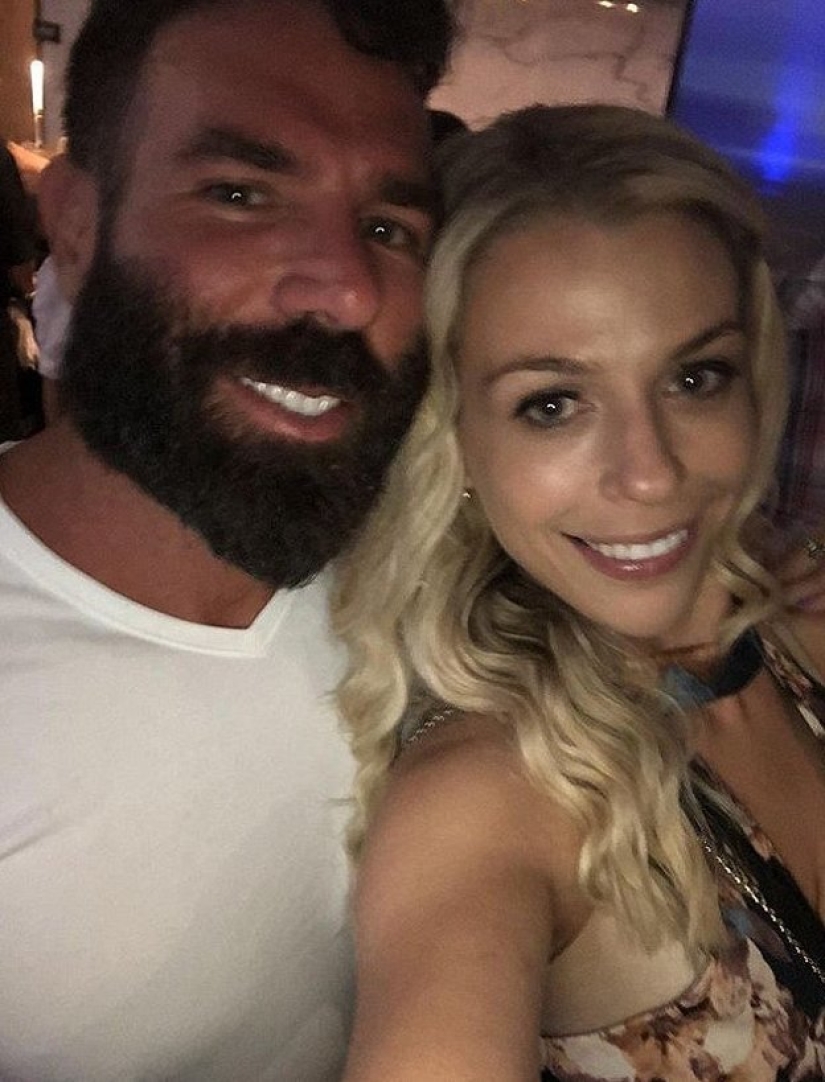 "Sin complejos, sin ropa, sin amigos feos": instrucciones sobre cómo llegar a una fiesta de playboy