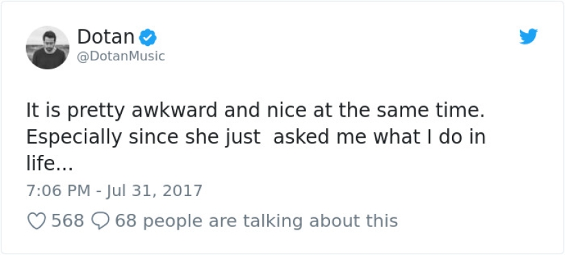 "So it's me": the girl listened to music all the way, unaware that her performer was sitting in the next chair