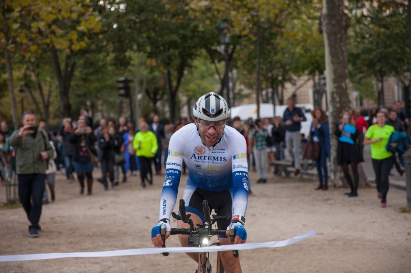 Sobre dos ruedas alrededor del mundo: ciclista establece récord mundial en solo 79 días
