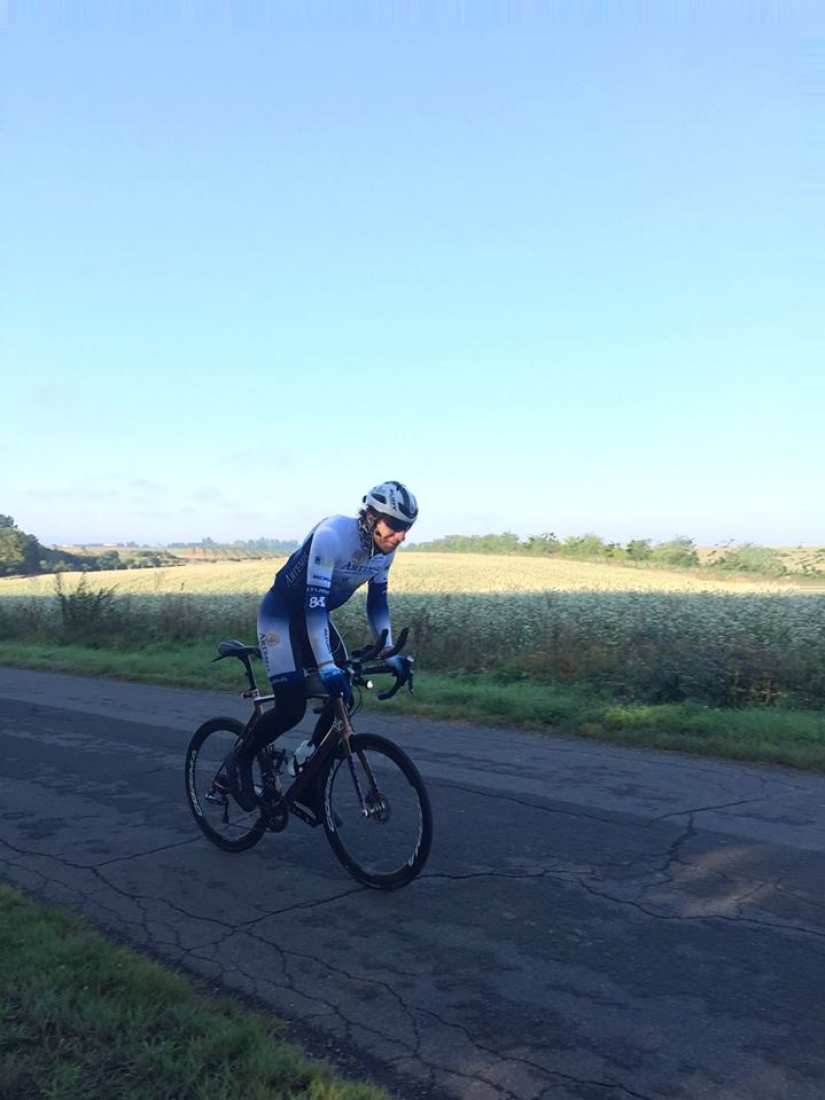 Sobre dos ruedas alrededor del mundo: ciclista establece récord mundial en solo 79 días