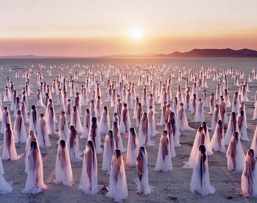 Spencer Tunick volverá a desnudar a todos en las calles de Melbourne, a pesar del clima Spencer Tunick volverá a desnudar a todos en las calles de Melbourne, a pesar del clima