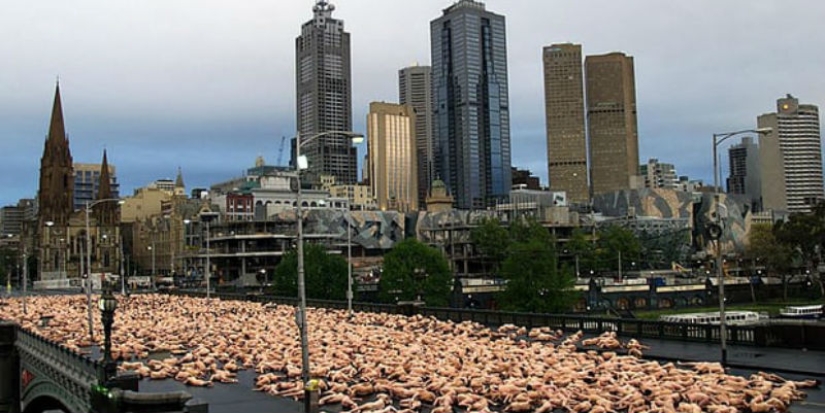 Spencer Tunick will undress everyone again on the streets of Melbourne, despite the weather