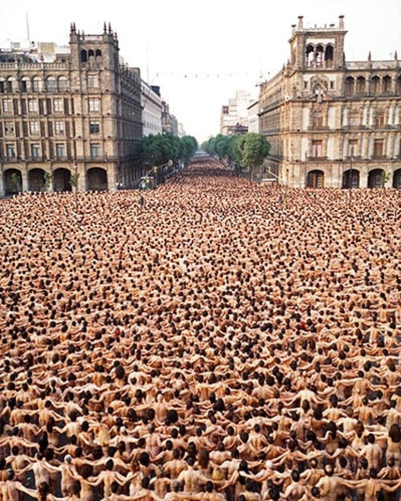 Spencer Tunick will undress everyone again on the streets of Melbourne, despite the weather