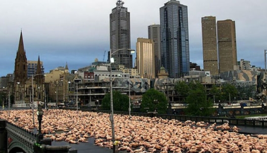 Spencer Tunick will undress everyone again on the streets of Melbourne, despite the weather