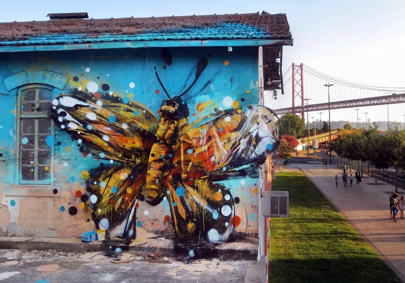 Stunning street art in the form of animals made entirely from garbage
