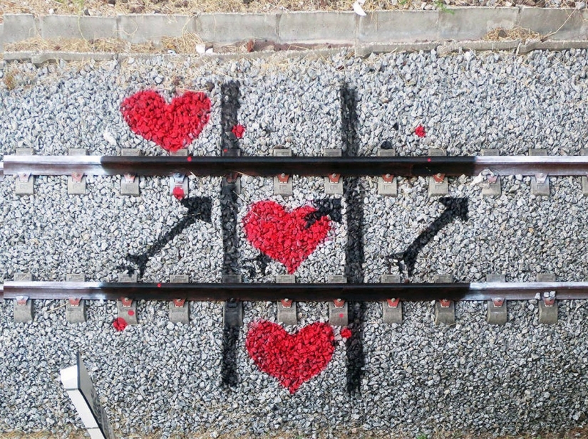 Stunning street art in the form of animals made entirely from garbage