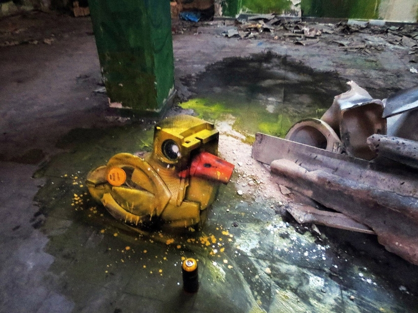 Stunning street art in the form of animals made entirely from garbage