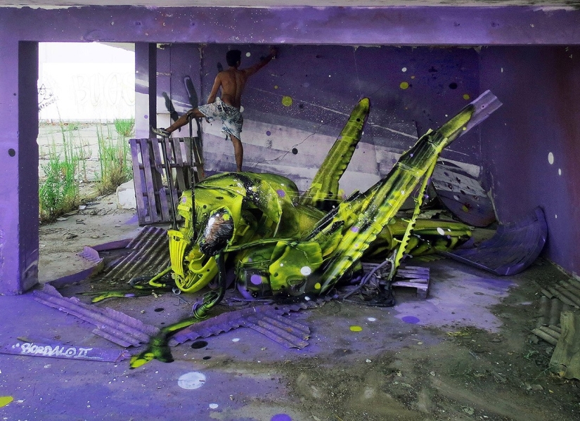Stunning street art in the form of animals made entirely from garbage
