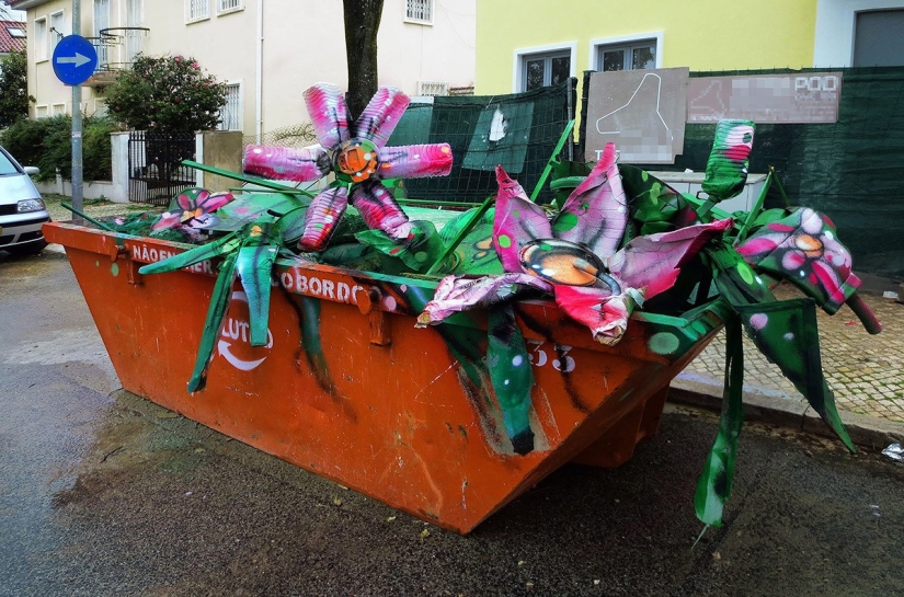 Stunning street art in the form of animals made entirely from garbage