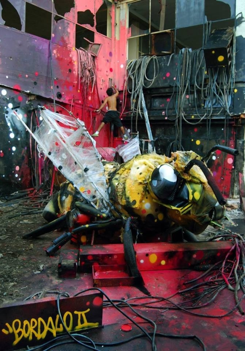 Stunning street art in the form of animals made entirely from garbage