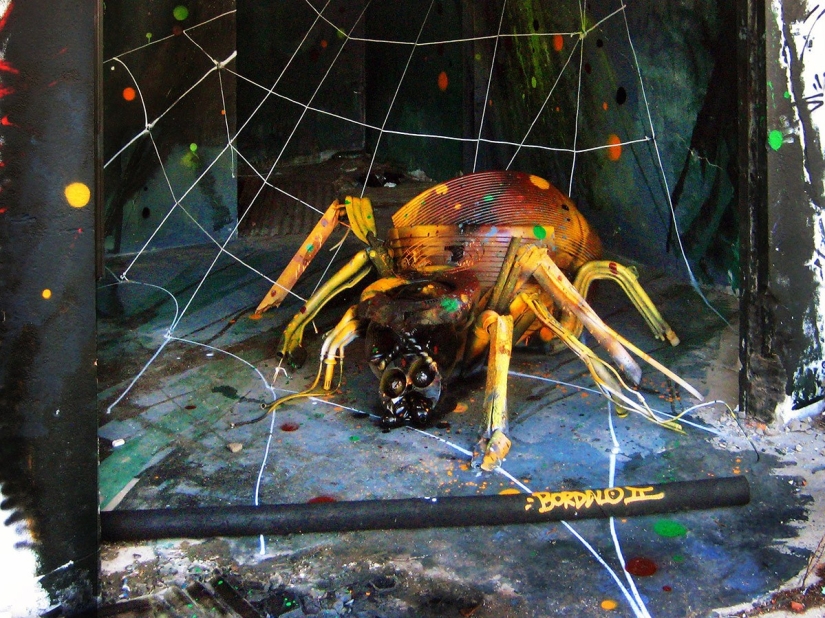 Stunning street art in the form of animals made entirely from garbage