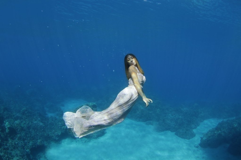 Stunning underwater engagement photo session