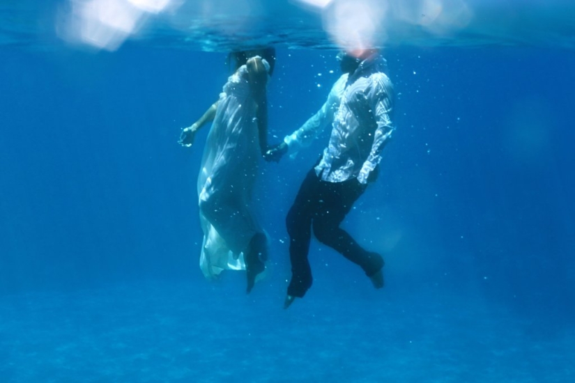 Stunning underwater engagement photo session