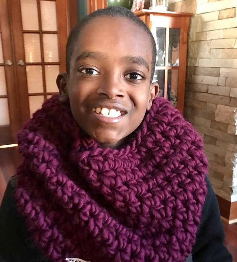Success story: thousands of people watch an orphan from Ethiopia knitting Success story: thousands of people watch an orphan from Ethiopia knitting
