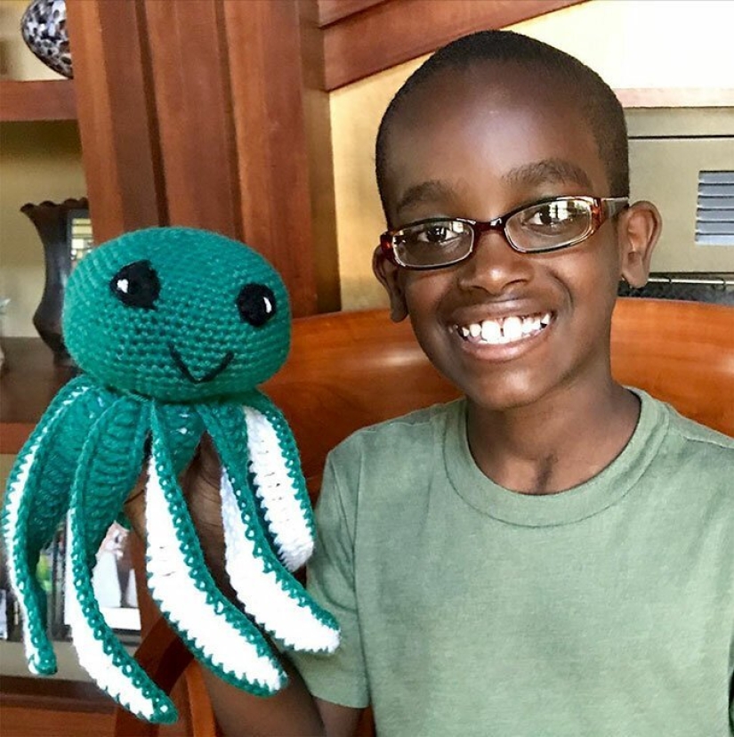Success story: thousands of people watch an orphan from Ethiopia knitting Success story: thousands of people watch an orphan from Ethiopia knitting