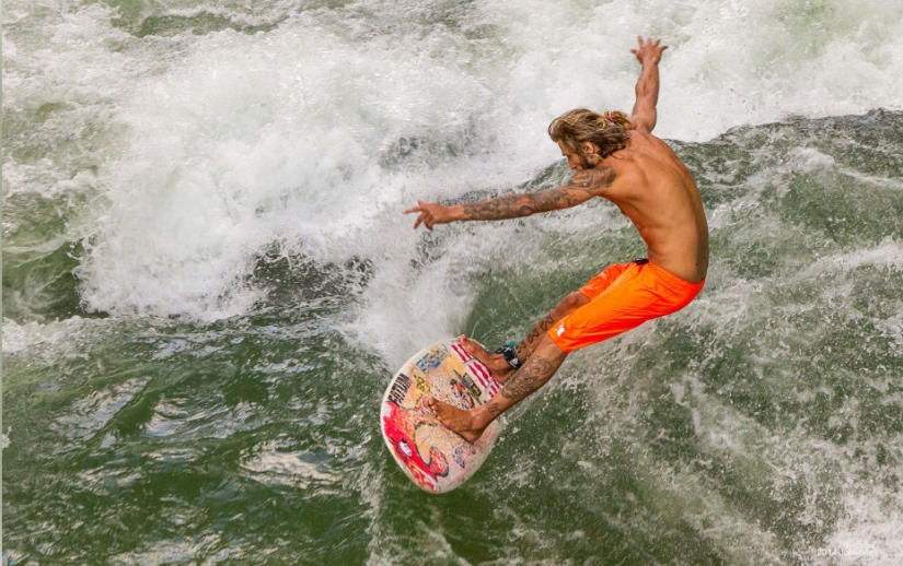 Surfing in the concrete jungle of Munich Surfing in the concrete jungle of Munich