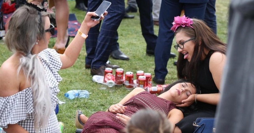 Tías de caballos: Los australianos tuvieron una fiesta completa en un torneo de carreras de caballos