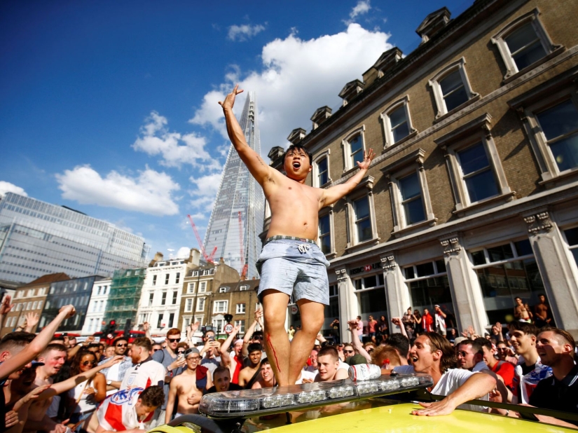 Thank God, not on Nikolskaya: how English fans celebrated the victory of their national team Thank God, not on Nikolskaya: how English fans celebrated the victory of their national team