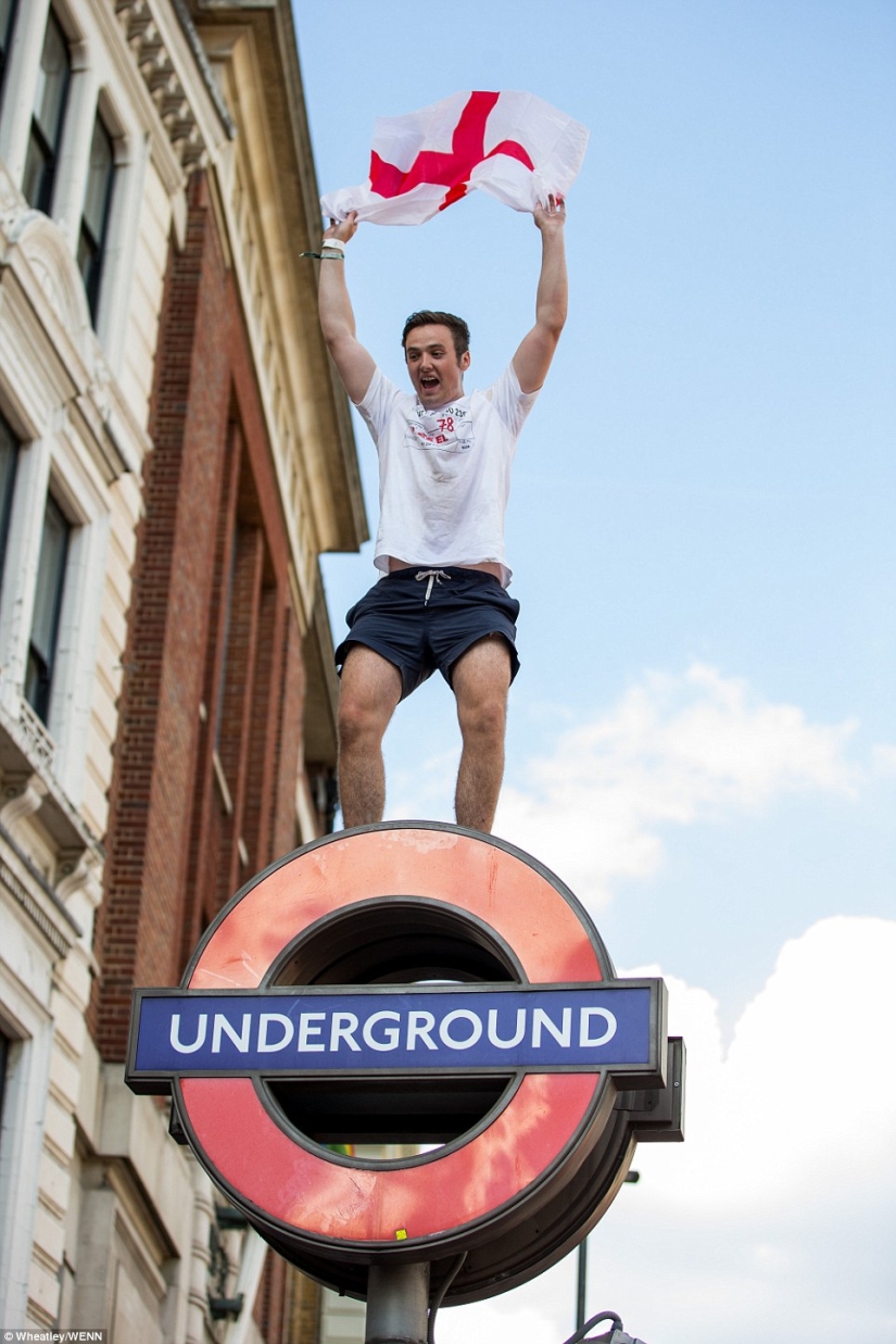 Thank God, not on Nikolskaya: how English fans celebrated the victory of their national team Thank God, not on Nikolskaya: how English fans celebrated the victory of their national team