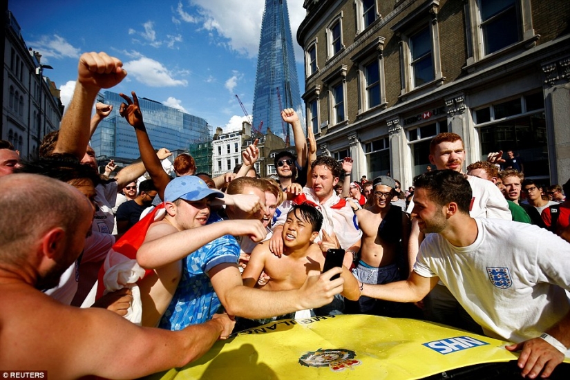 Thank God, not on Nikolskaya: how English fans celebrated the victory of their national team Thank God, not on Nikolskaya: how English fans celebrated the victory of their national team