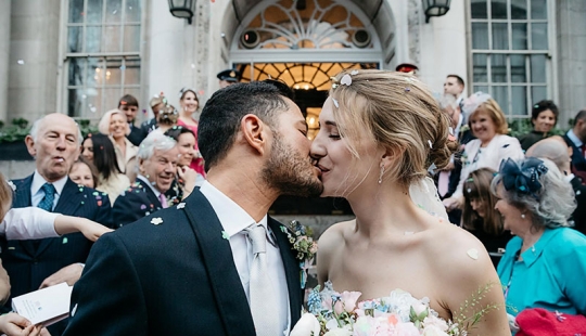 That's what fate brought together: the first wedding of two transgender people in Britain was a success That's what fate brought together: the first wedding of two transgender people in Britain was a success