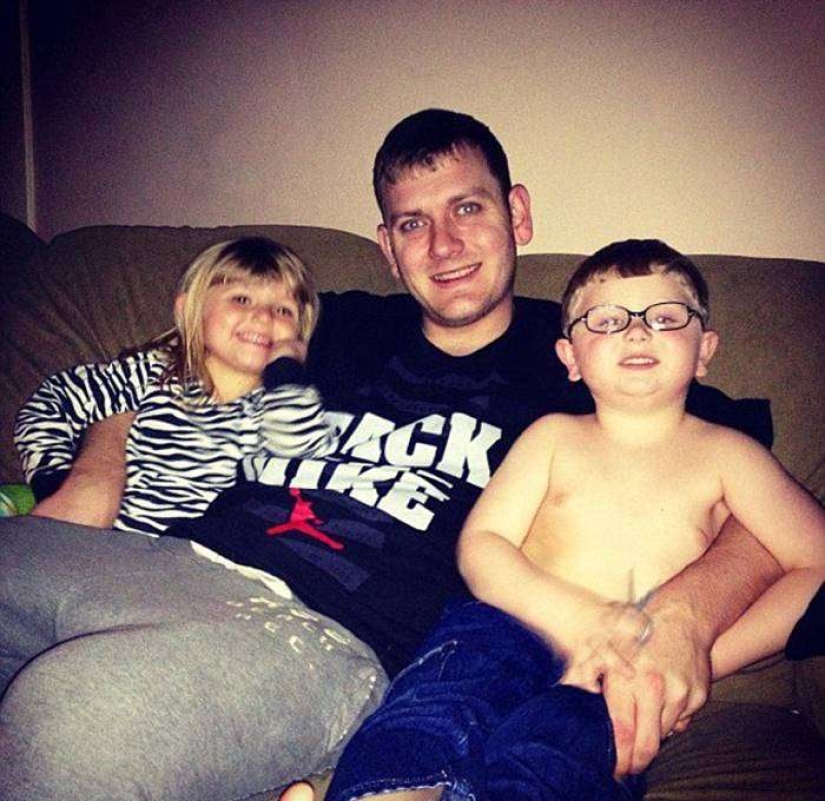 That's why this woman with children is smiling near her husband's coffin