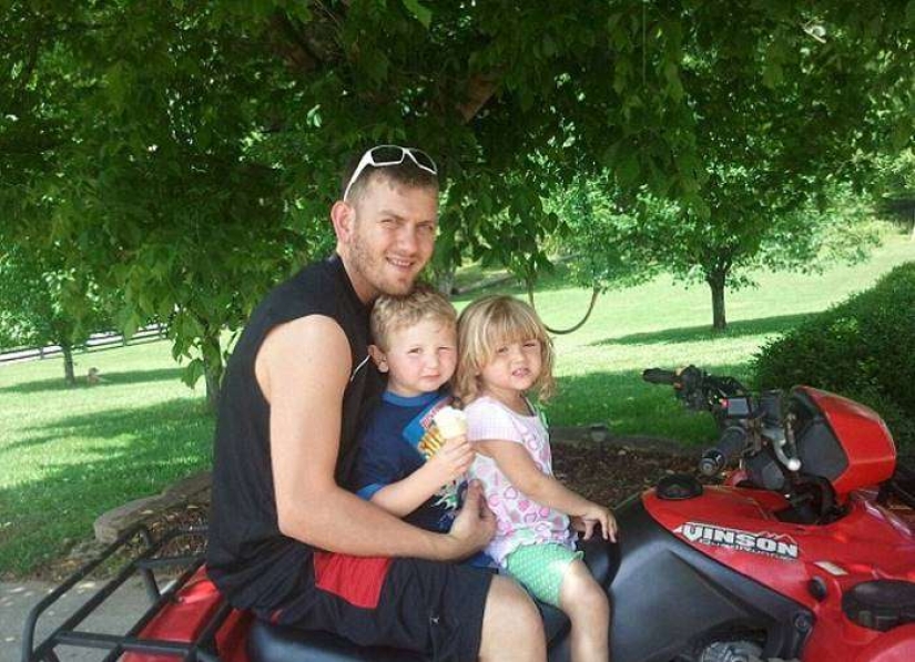 That's why this woman with children is smiling near her husband's coffin