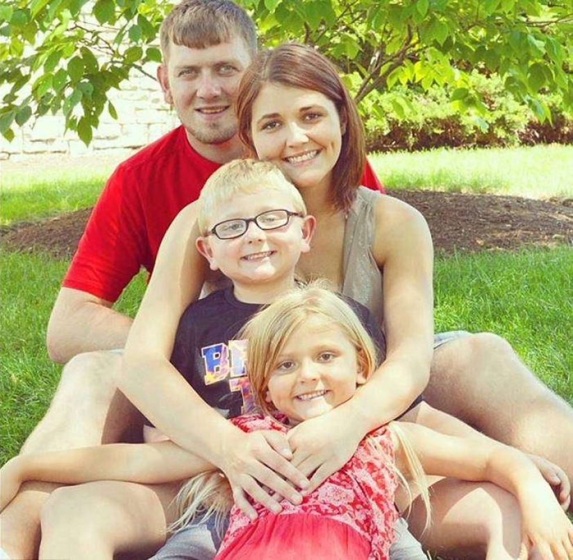 That's why this woman with children is smiling near her husband's coffin