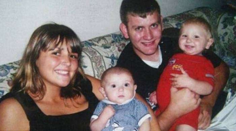 That's why this woman with children is smiling near her husband's coffin
