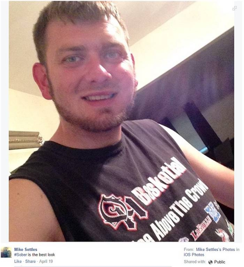 That's why this woman with children is smiling near her husband's coffin