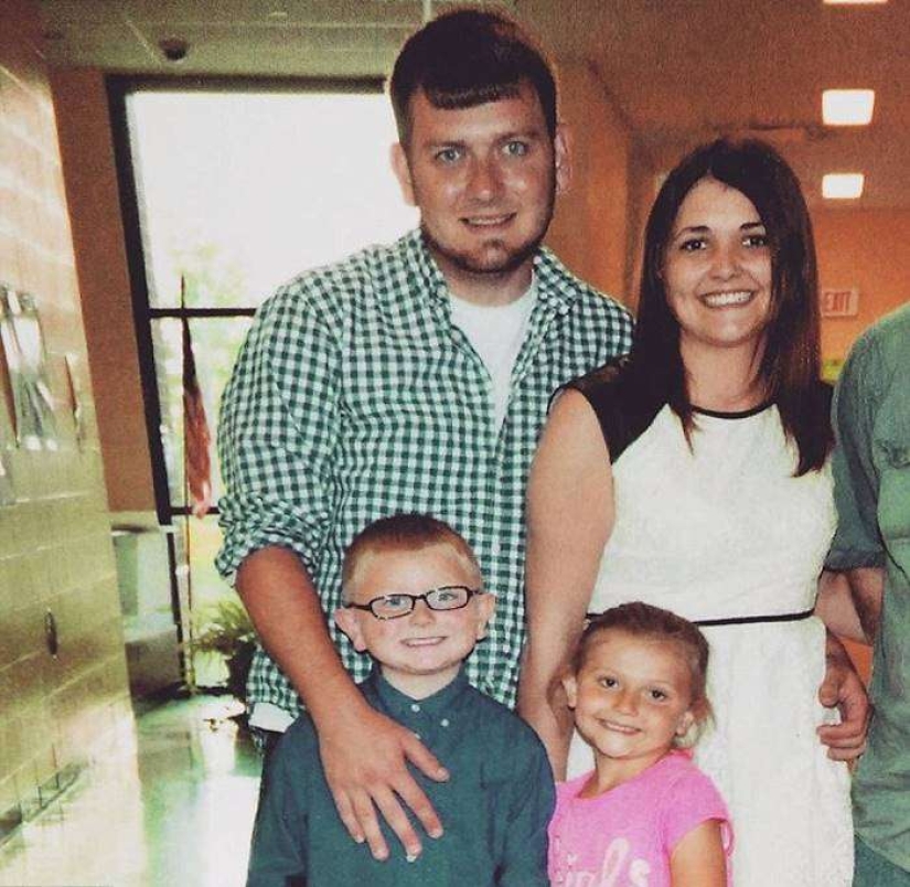 That's why this woman with children is smiling near her husband's coffin
