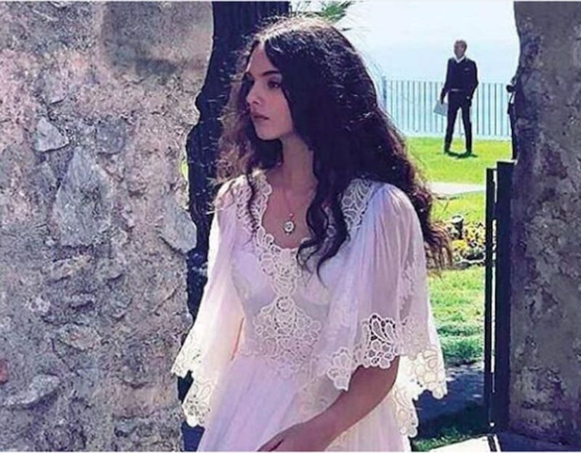 The 14-year-old daughter of Monica Bellucci and Vincent Cassel almost caught up with her mother in beauty The 14-year-old daughter of Monica Bellucci and Vincent Cassel almost caught up with her mother in beauty