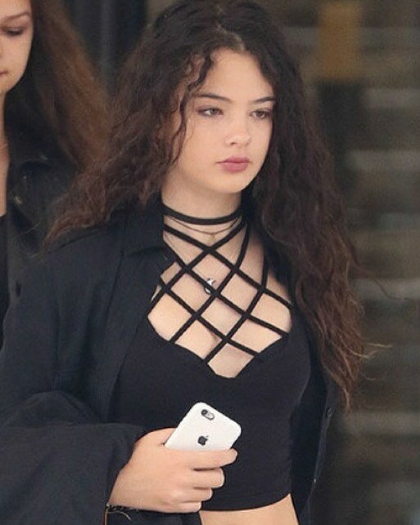 The 14-year-old daughter of Monica Bellucci and Vincent Cassel almost caught up with her mother in beauty The 14-year-old daughter of Monica Bellucci and Vincent Cassel almost caught up with her mother in beauty