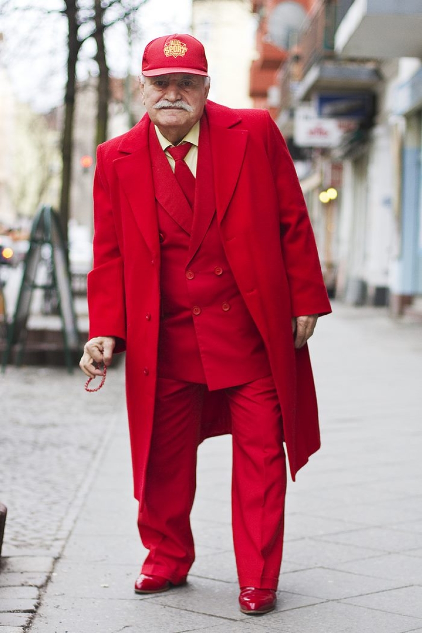 The 86-year—old tailor goes in different clothes every day, and always in a stylish one