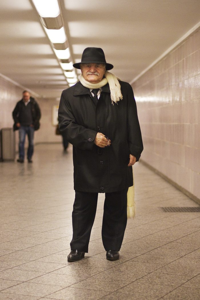 The 86-year—old tailor goes in different clothes every day, and always in a stylish one