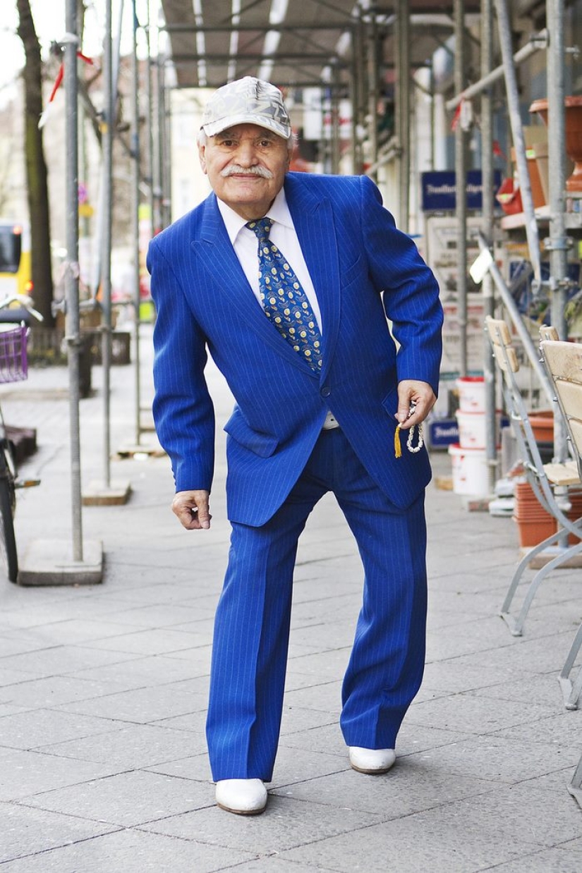 The 86-year—old tailor goes in different clothes every day, and always in a stylish one