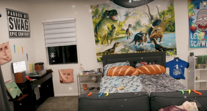 The American blogger furnished his home, relying on the choice of subscribers. The interior came out for an amateur