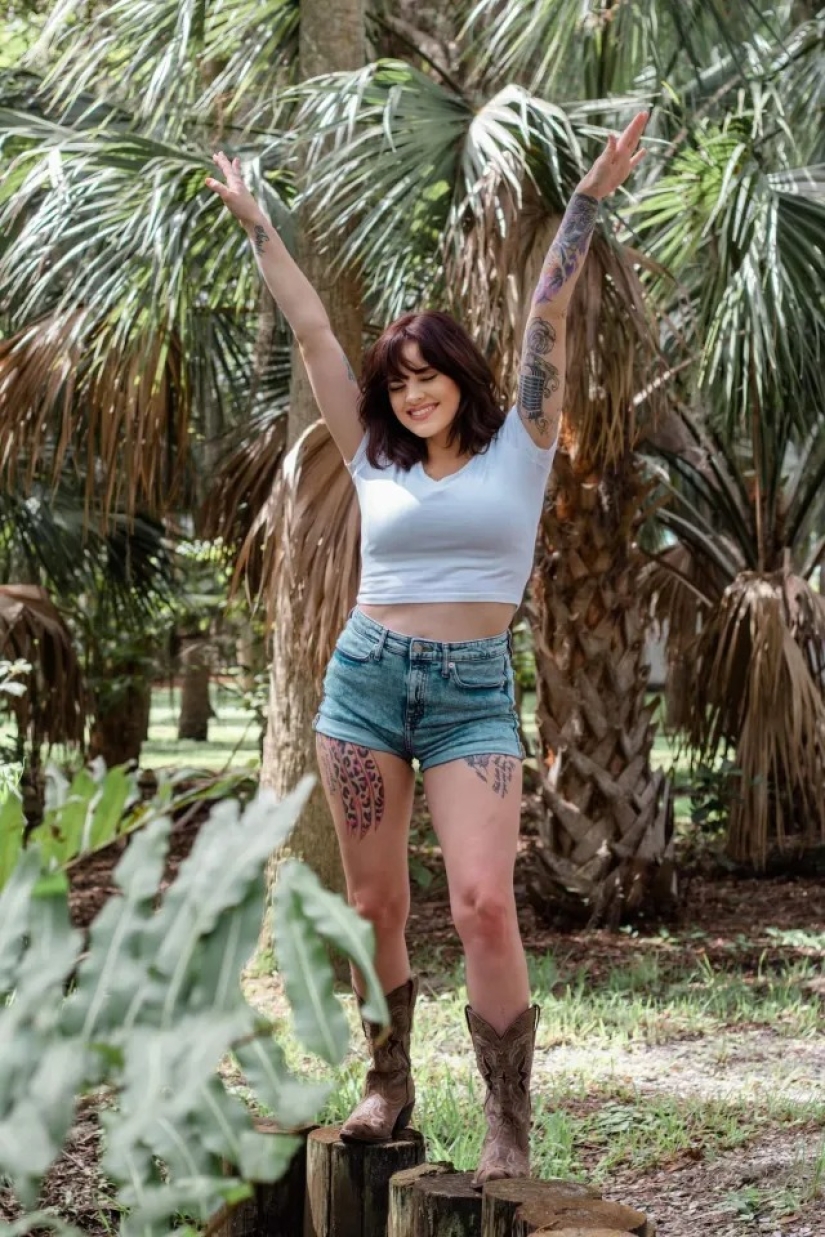 The American woman had her breasts enlarged, had a lift and pumped up her lips instead of reducing her bust The American woman had her breasts enlarged, had a lift and pumped up her lips instead of reducing her bust