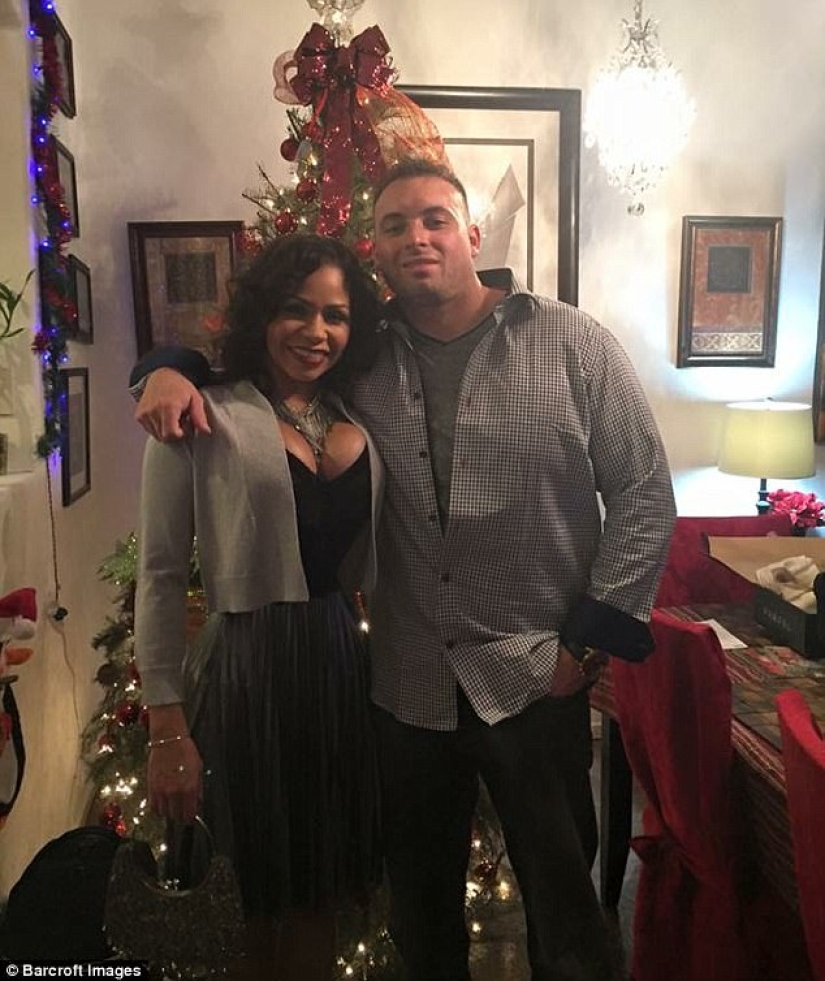 The American woman tightens her waist to 45 centimeters and does not take off her corset even during sex The American woman tightens her waist to 45 centimeters and does not take off her corset even during sex