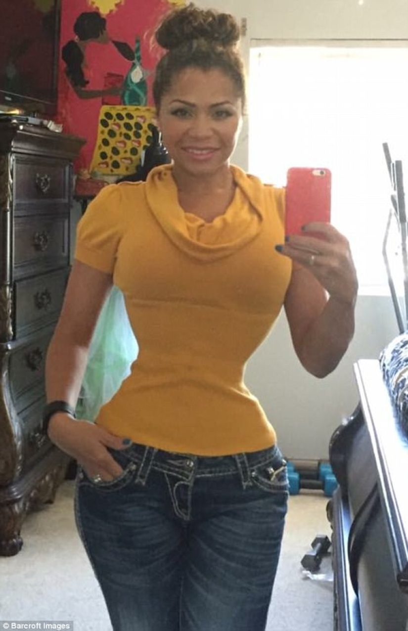 The American woman tightens her waist to 45 centimeters and does not take off her corset even during sex The American woman tightens her waist to 45 centimeters and does not take off her corset even during sex