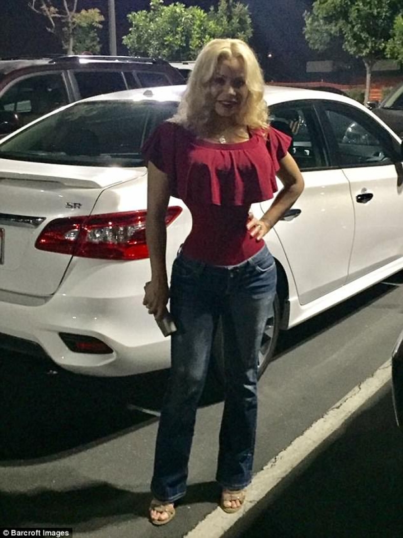 The American woman tightens her waist to 45 centimeters and does not take off her corset even during sex The American woman tightens her waist to 45 centimeters and does not take off her corset even during sex